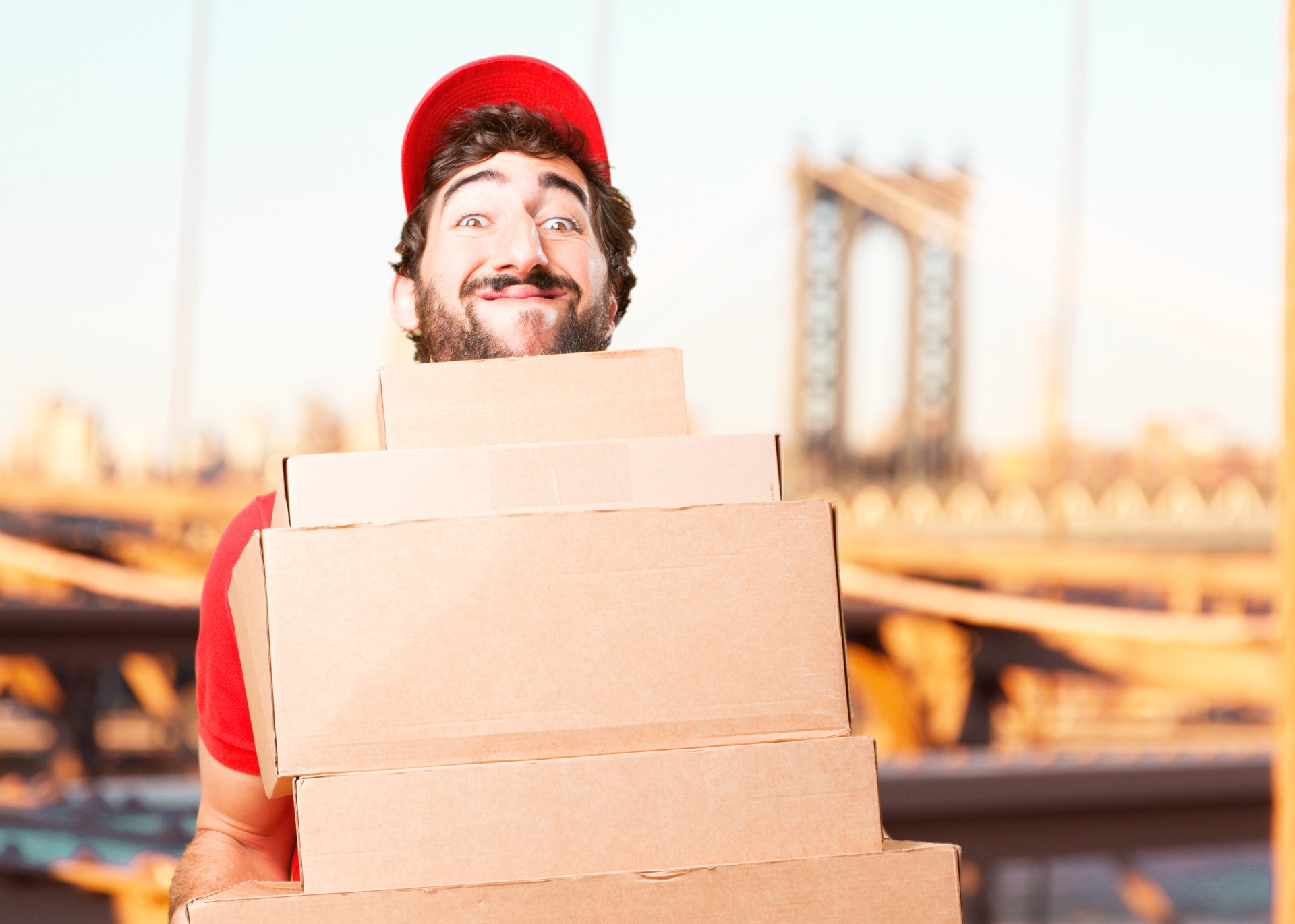 Muž s veľkým množstvom krabíc - Testovanie softvéru podľa ISTQB