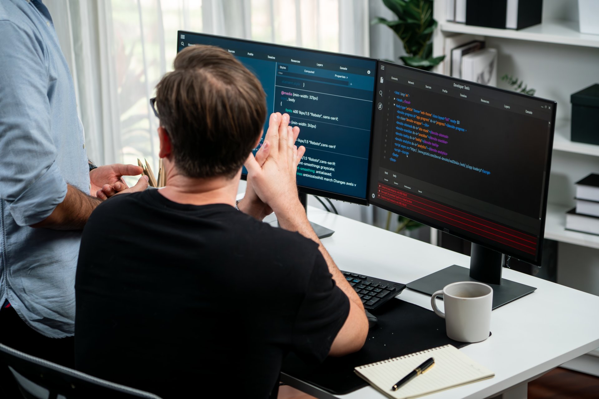 Muži preberajúci kód u počítača. - Testovanie softvéru podľa ISTQB