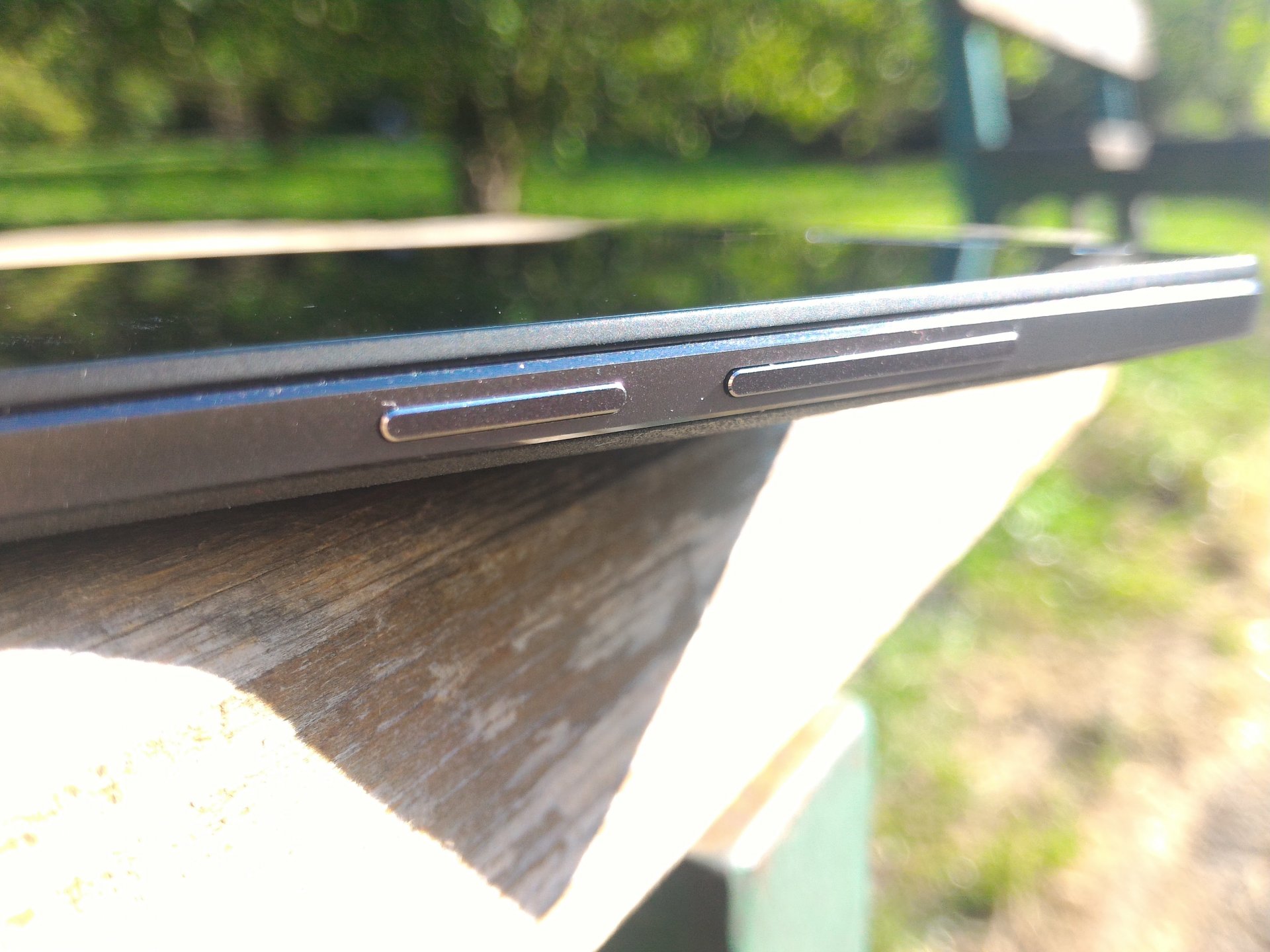 pohľad na pravý bok telefónu - Recenzia mobilných telefónov