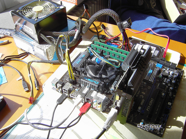 PC na stole - Staviame si počítač