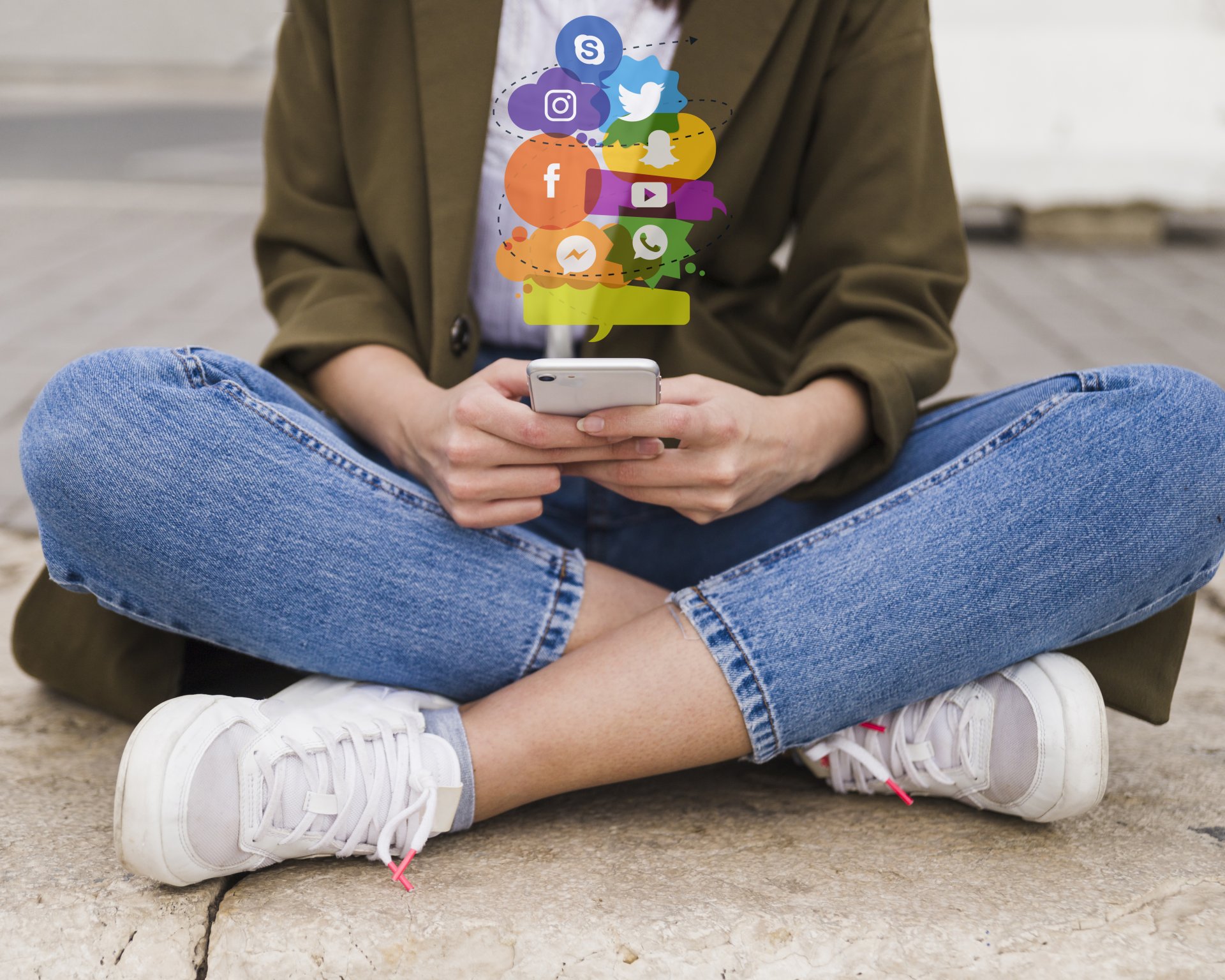 Ilustračné foto – postava s mobilom a ikony sociálnych sietí - Kybernetická bezpečnosť - Kybernetická bezpečnosť